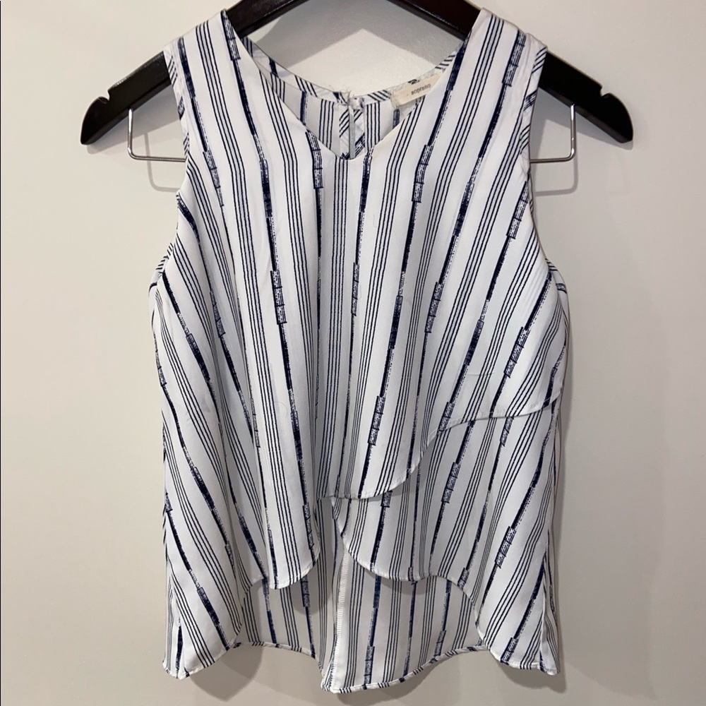 Peek a boo shoulder tank top